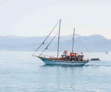 Hersonisos: Boat Cruise with Swim Stops and Lunch