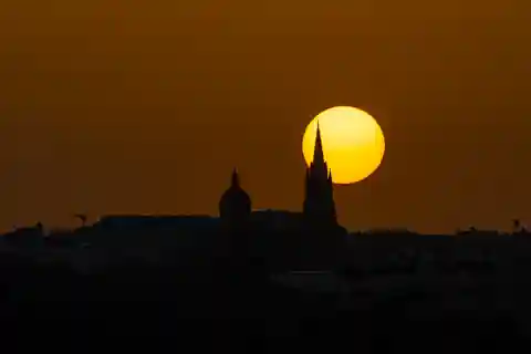 Bugibba: cruzeiro panorâmico ao pôr do sol com parada para mergulho na lagoa azul