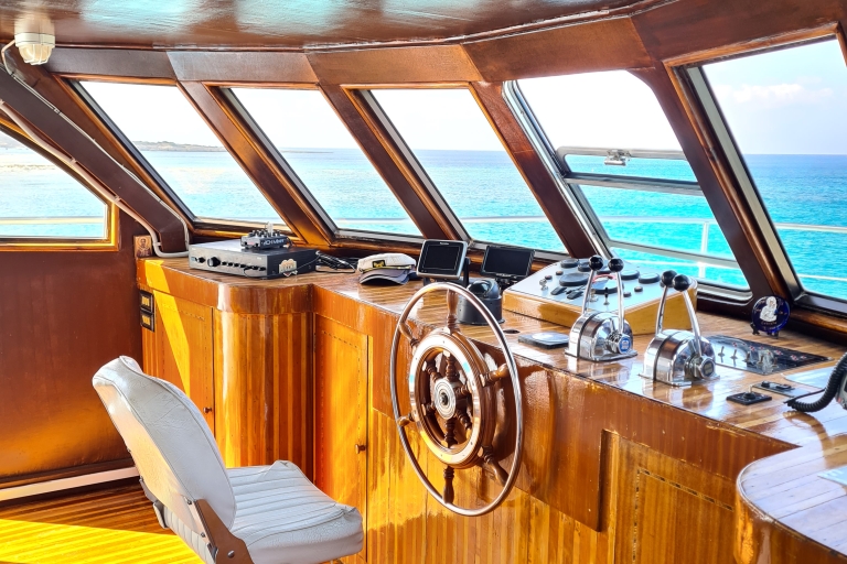 Bbq Bootstouren beinhalten die Abholung von allen Hotels in der Region PaphosBbq Bootsausflüge beinhalten die Abholung aus der Gegend um Paphos