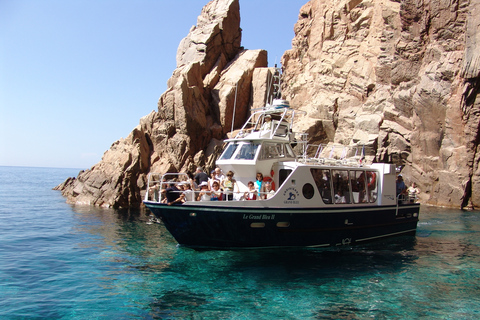 Cargèse: Calanques di Piana su una barca familiareCargèse: Gita in Barca alle Calanques di Piana e Capo Rosso