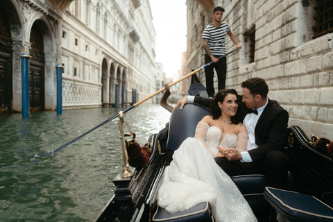 Venice: Photo Shoot with a Local Photographer and City Tour ELITE – 60 min | 50 photos + Gondola photos