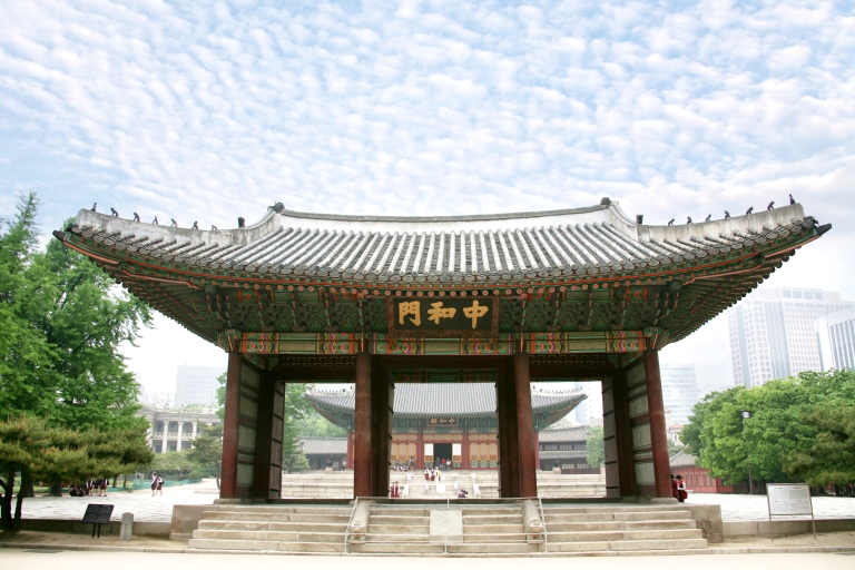 Seoul: Evening Deoksugung Palace Walking Tour