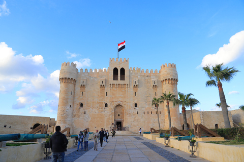 Do Cairo, você pode fazer uma viagem de 1 dia para as Catacumbas e a Cidadela de Alexandria com almoçoTour compartilhado em francês apenas com almoço