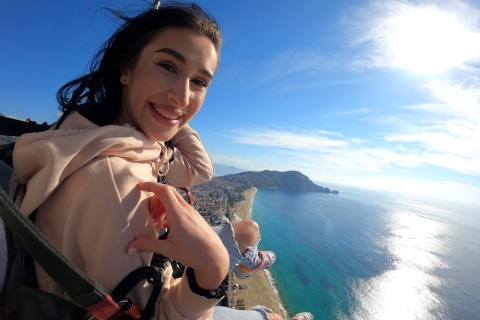 Von der Seite: Alanya Tandem Paragliding mit Strandbesuch