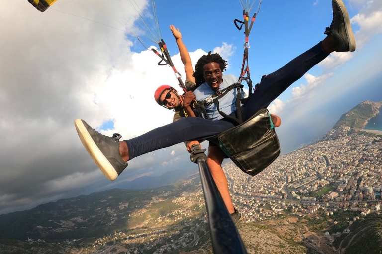 Von der Seite: Alanya Tandem Paragliding mit Strandbesuch