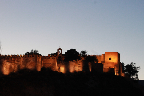 Almería: Tour serale a piedi di leggende e misteriAlmería: tour spagnolo a piedi serale di leggende e misteri