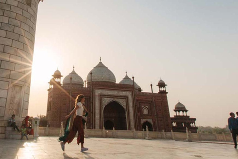 Taj Mahal-tour door Gatimaan Express vanuit Delhi en gratis maaltijdenTaj Mahal-tour met Gatimaan-trein en gratis ontbijt vanuit Delhi