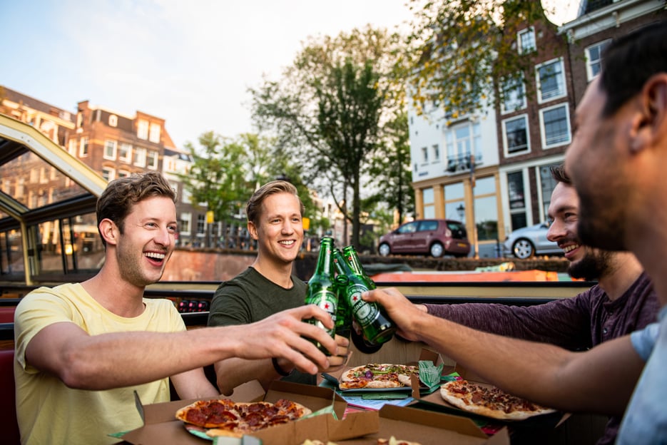 Amsterdam: Abendliche Grachtenfahrt mit Pizza &amp; Getränken