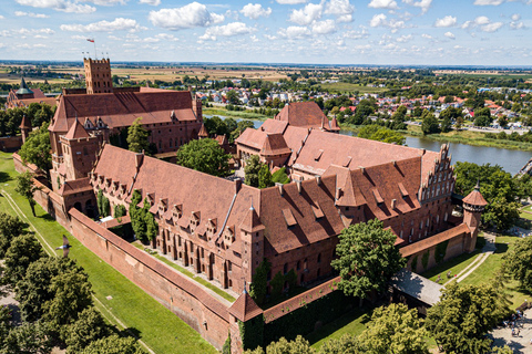 Gdansk: visita al castillo de Malbork y Westerplatte con almuerzo localCastillo de Malbork: tour con almuerzo tradicional.