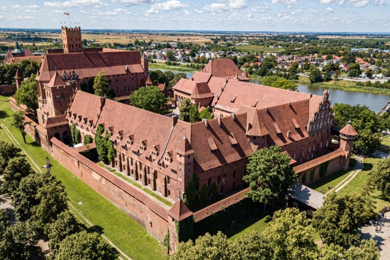 Gdansk: visita al castillo de Malbork y Westerplatte con almuerzo localCastillo de Malbork: tour con almuerzo tradicional.