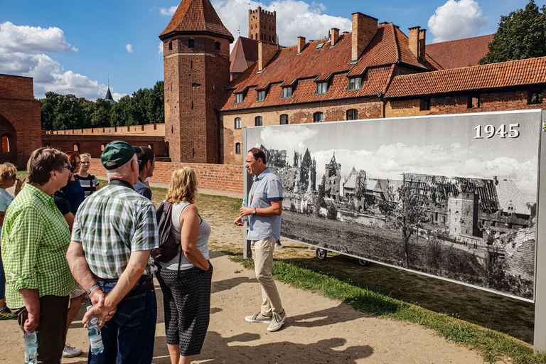 Gdansk: visita al castillo de Malbork y Westerplatte con almuerzo localCastillo de Malbork: tour con almuerzo tradicional.