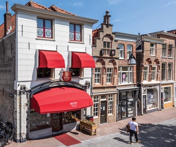 Dordrecht: Distillery Tour with Dutch Gin & Genever Tasting