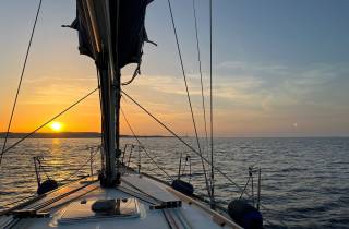 Palermo: Segelboottour bei Sonnenuntergang mit Aperitif