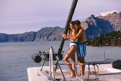 Santorini: Private Catamaran Tour with BBQ Meal and Drinks