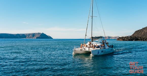 Santorini: Private Catamaran Tour with BBQ Meal and Drinks