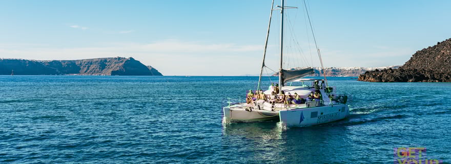Santorin : excursion privée en catamaran avec repas barbecue et boissons