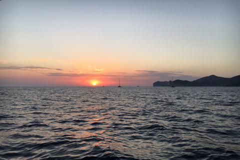 Fira: Private Sunset Cruise with BBQ, Drinks, & Hot Springs