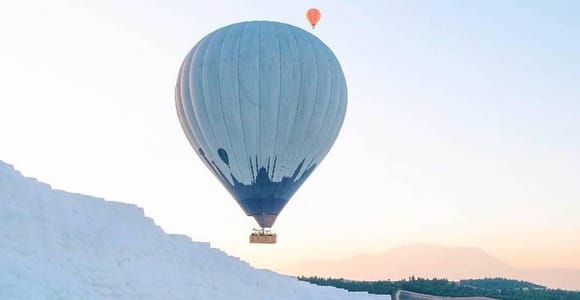 Von Antalya aus: Pamukkale Heißluftballonfahrt mit Mittagessen