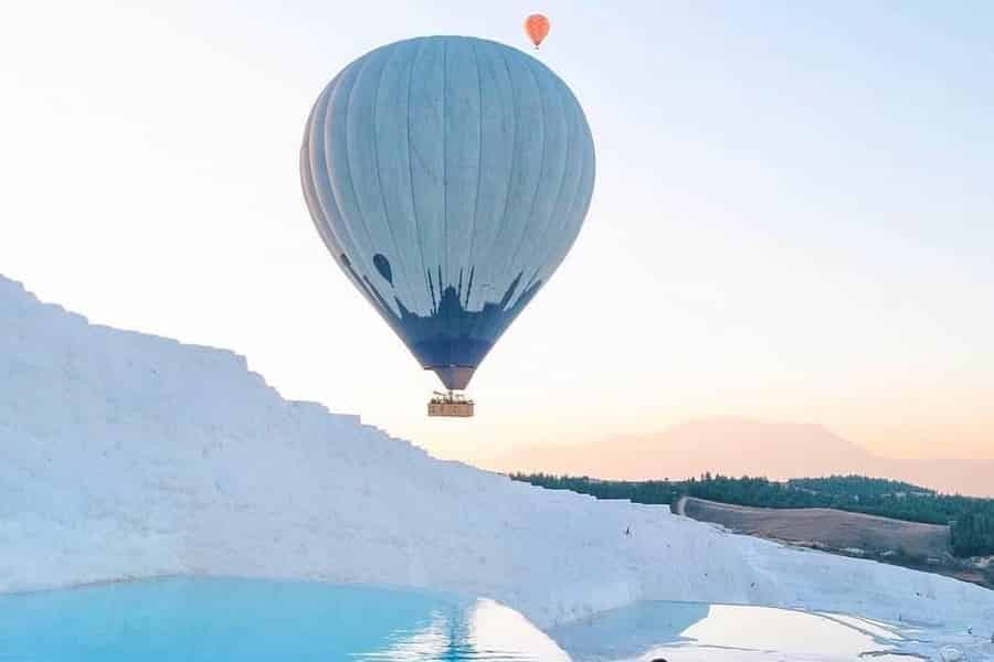 Von Antalya aus: Pamukkale Heißluftballonfahrt mit Mittagessen. Foto: GetYourGuide
