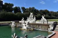 Caserta, Royal Palace Ticket und Zug oder Audio Guide Option - Housity