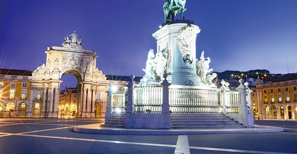 Lisbon: Fado Night Tour Dinner & Show