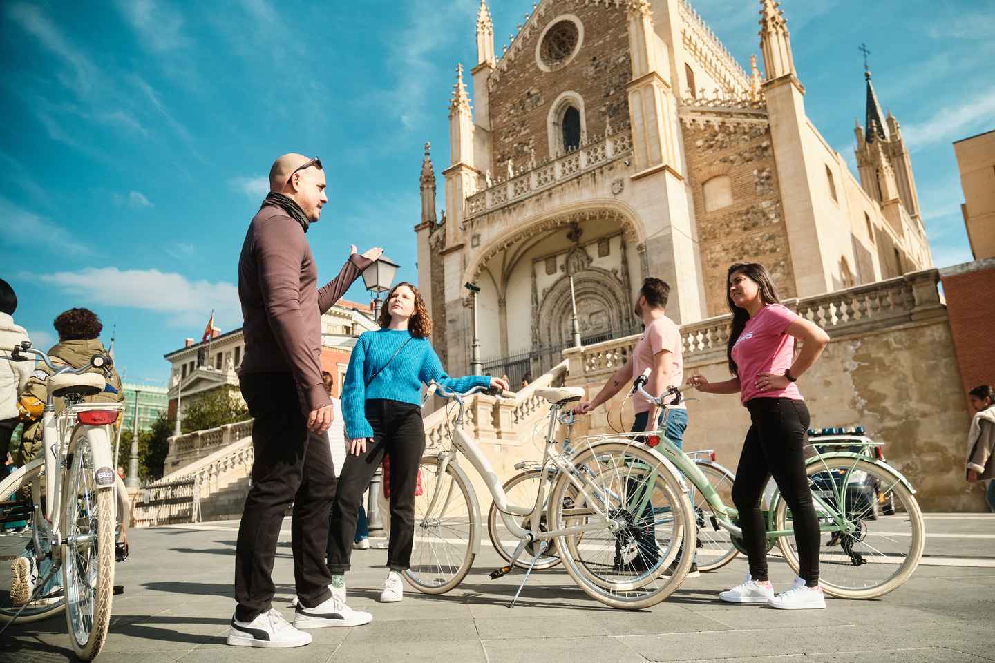 Madrid: Highlights Guided Vintage Bike Tour and Tapas Option