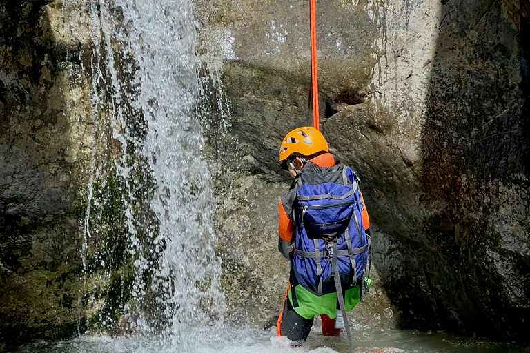 Banff: tour di mezza giornata di canyoning per principianti