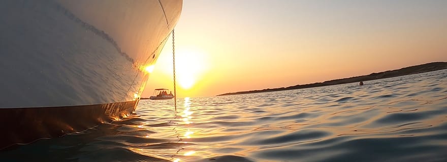 Croisière privée au coucher du soleil à Antiparos avec collations locales