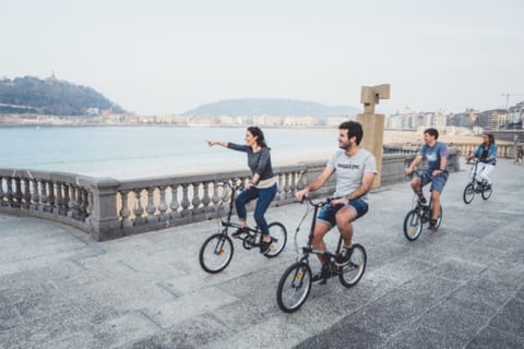 San Sebastian: City Bike Tour con drink e stuzzichini