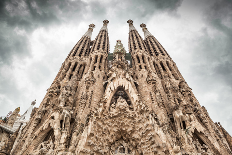 Barcelona: Zwiedzanie Sagrada Familia z opcją dostępu do wieżyWycieczka z przewodnikiem bez dostępu do wieży