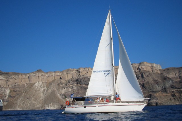 Santorini: privézeiljachtcruise met maaltijd en zwemmen
