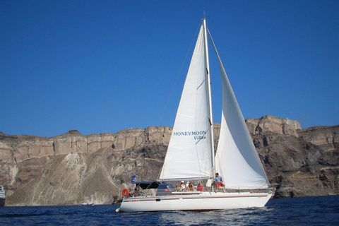 Santorin : Croisière privée en voilier avec repas et baignadeSantorin Oia : Croisière privée d'une journée en voilier