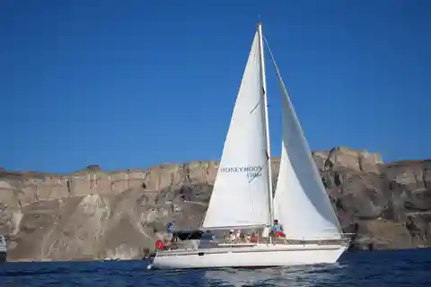 Santorini Oia: Private Sailing Cruise with Meal & Drinks