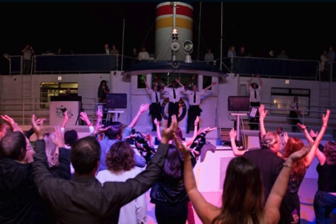Québec: Evening Cruise with Live Entertainment