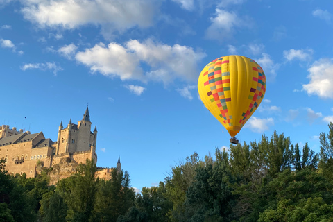 Ségovie : Balade en montgolfière avec option de transfert depuis MadridSégovie : Matinée en montgolfière