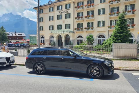 Milan Malpensa Airport: Round Trip Private Transfer to Como