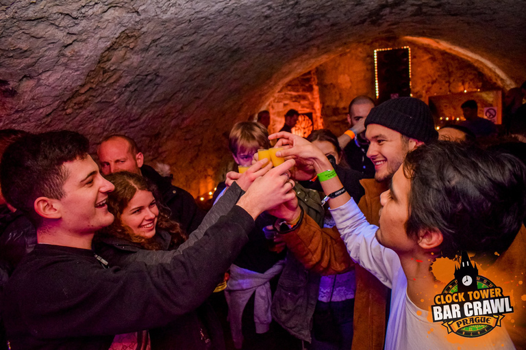 Prague : Visite des bars de la Tour de l'horloge avec boissons et shots