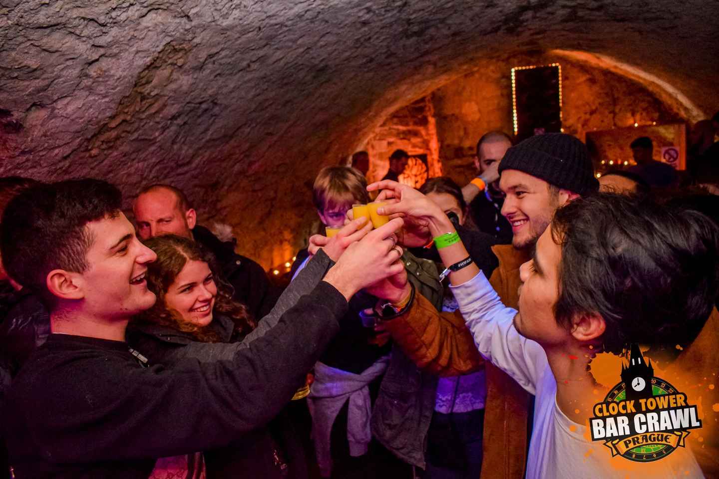 Praga: Tour dei Bar con Drink e Shot Inclusi