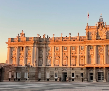 City Walking Tour & Royal Palace Skip-the-Line Tour
