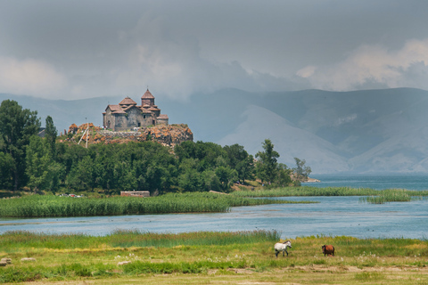 Desde Tiflis Tour de día completo a Armenia por Dilijan y el lago SevanVisita privada