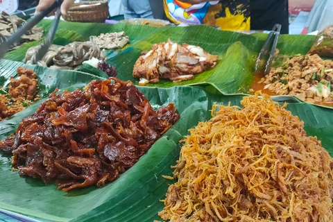 Takua Pa : Marché alimentaire, musée du Tsunami, temple et vieille ville