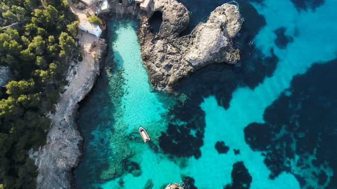 From Cala Figuera: Boat Tour to Cala Marmols & Caló de Moro