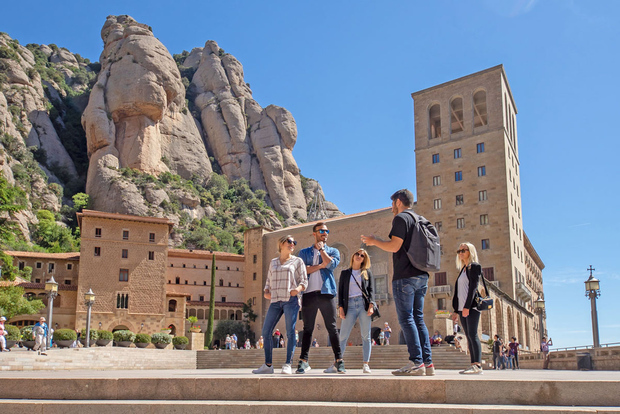 Barcellona: Escursione guidata a Montserrat, Girona e Costa Brava