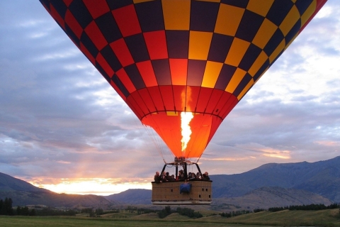 Kapadocja: lot balonem na ogrzane powietrze Cat Valley o wschodzie słońcaKapadocja: lot balonem na ogrzane powietrze w Cat Valley (wschód słońca)