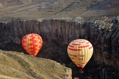 Kapadocja: lot balonem na ogrzane powietrze Cat Valley o wschodzie słońcaKapadocja: lot balonem na ogrzane powietrze w Cat Valley (wschód słońca)