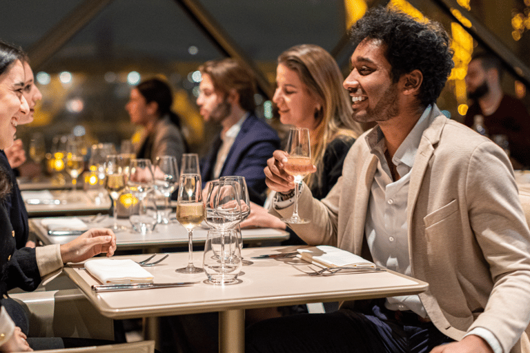 Parijs: Eiffeltoren&#039;s Madame Brasserie diner ervaringGrande Dame Menu met dranken - midden van het restaurant