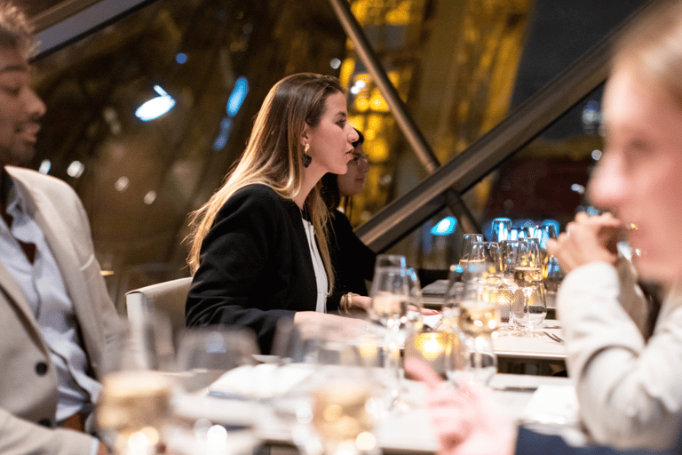 Paris : Dîner à la Brasserie Madame de la Tour EiffelMenu Grande Dame avec boissons - Centre du restaurant