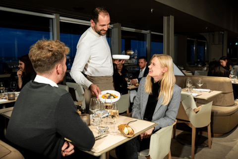 Paris: Abendessen in der Madame Brasserie des Eiffelturms um 18:30 UhrGustave-Menü mit Getränken - Mitte des Restaurants