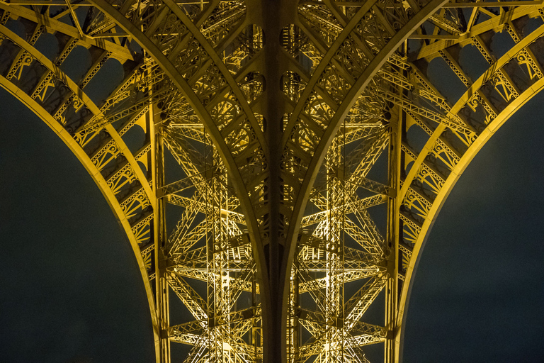 París: cena en el Madame Brasserie de la Torre Eiffel a las 18:30Menú Gustave con bebidas en el centro del restaurante