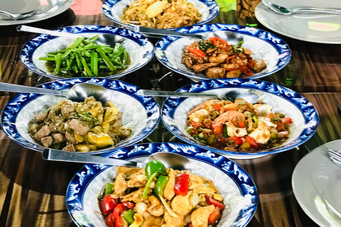 Autentyczne tajskie gotowanie z Pui w Khao LakLekcja gotowania autentycznych tajskich dań w Khao Lak Pui